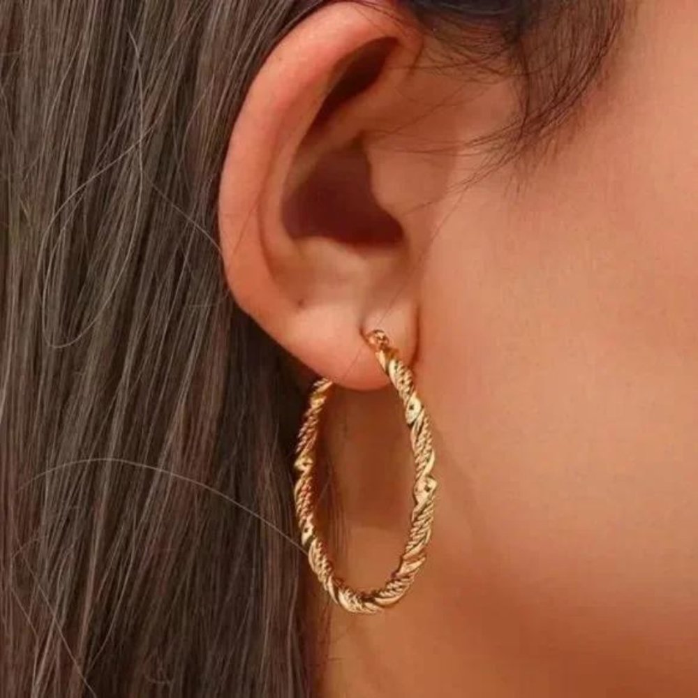 NEW 18K GOLD TWISTED CIRCLE HOOP EARRINGS, WONDERFUL EARRINGS, WOW EARRINGS.